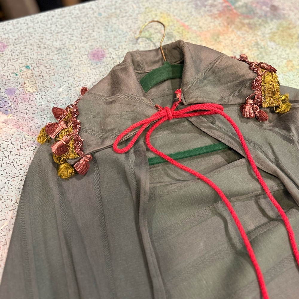 Vintage Shakespearen Cape - Picture 9 of 16